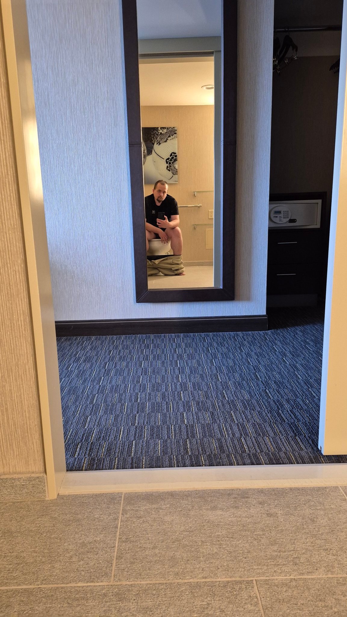 Is it just me, or is putting a mirror in front of the toilet like this is just odd. Why do I want to watch myself taking a shit? https://t.co/QH6HAzOmKu