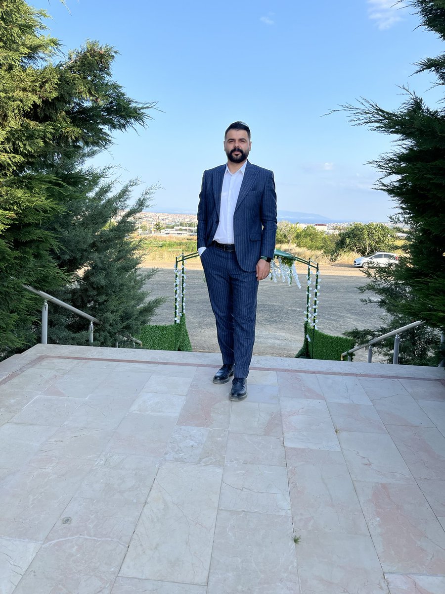 Kurt kendi yolunda yürür 
Köpek TASMASI kimin elinde onunla yürür 😂