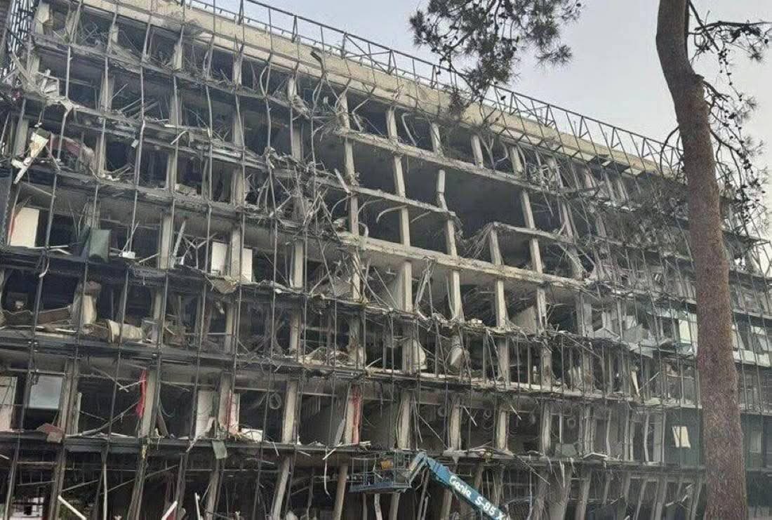 🔴 İsrail’in en önemli araştırma kurumu olan Weizmann Enstitüsü’ne ait bazı laboratuvarlar, İran füzesiyle tamamen imha edildi. Yaşanan yıkımın görüntüleri ve bilgileri üzerindeki sıkı sansüre rağmen bazı detaylar sızdı.

🔴 Enstitüde çalışan bazı kişiler tarafından paylaşılan