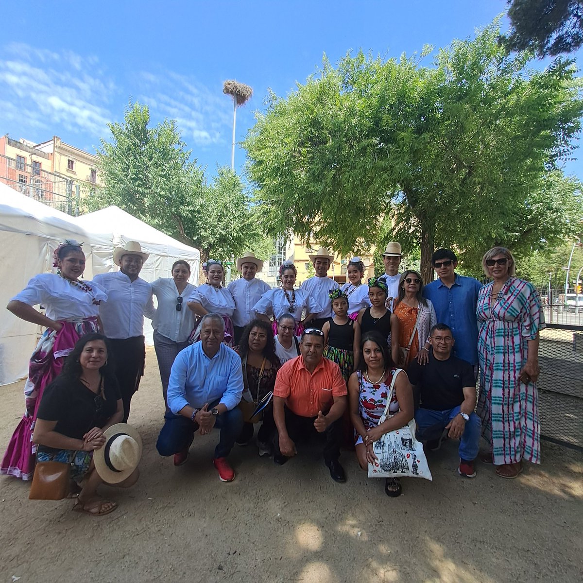 CinthyaMaldon's tweet photo. Fiesta de la diversidad en el Parque de la Marquesa del distrito  de Collblanc  - La Torrasa de Hospitalet  de Llobregat.

Domingo, 15/06/2025
.
.
.
#Hospitaletciudaddiversa 
#PSCCiudadaníayDiversidad 
@PSCLH
@socialistes_cat. https://t.co/P2hMUZP8O3