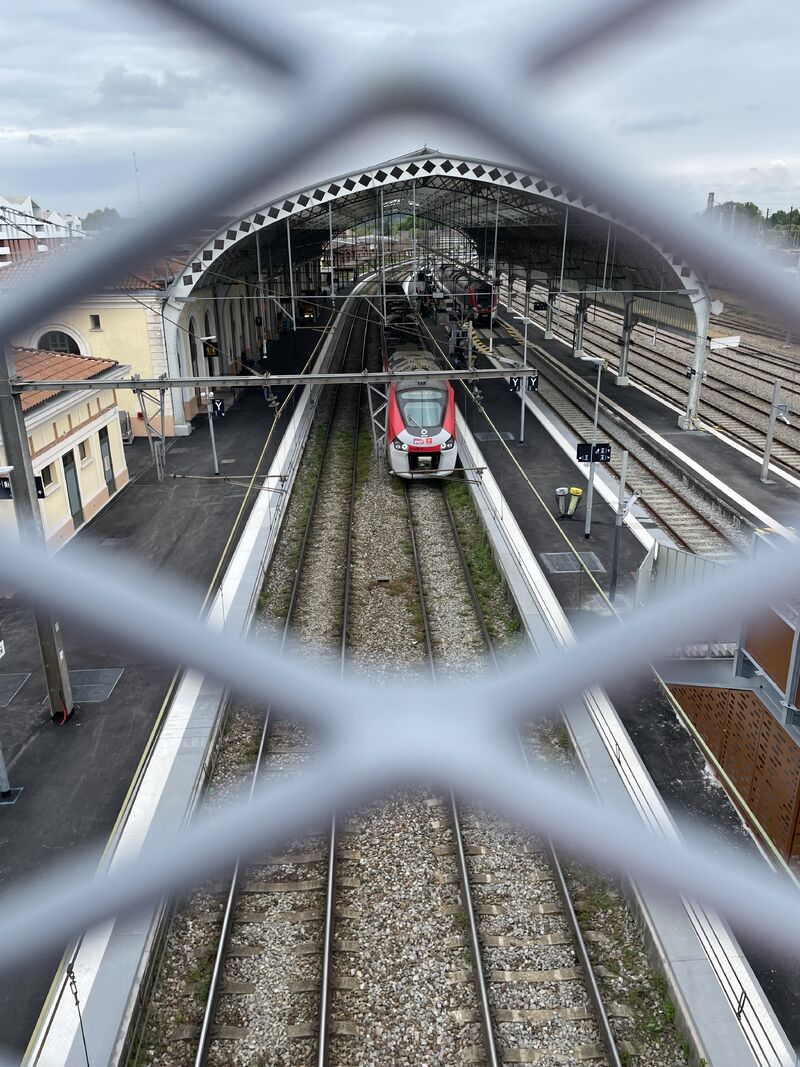 J'adore, on inaugure en grande pompe la mise en accessibilité de la gare de Montauban ... qui ne l'est pas vraiment. En plus du souterrain déjà existant, on rajoute une passerelle qui sera relativement peu utilisée mais on rehausse pas le quai n°3. Tant pis pour les usagers TER.
