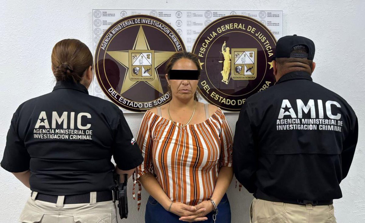 MultimediaCabrk's tweet photo. 🚨 ¡Cae prófuga buscada por EU en San Luis Río Colorado! 🇲🇽🇺🇸

La estaban cazando… ¡y cayó! Mariana “N”, de 40 años, fue capturada por agentes de la AMIC en plena vía pública en la colonia Del Bosque. Era objetivo clave de la lista binacional “Se Busca Información-Wanted” https://t.co/xTxdLDXCvq