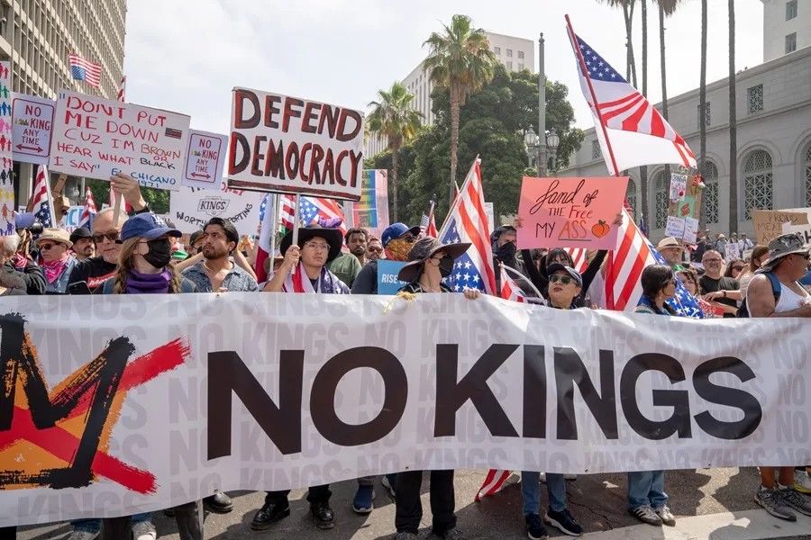 #ElDiarioHN Las multitudinarias protestas que llenaron el sábado las calles de EE.UU. contra el «autoritarismo» del presidente, Donald Trump, se saldaron con la detención de decenas personas en diversas ciudades del país.

VER MAS DETALLES AQUÍ → lc.cx/U-JiJ4