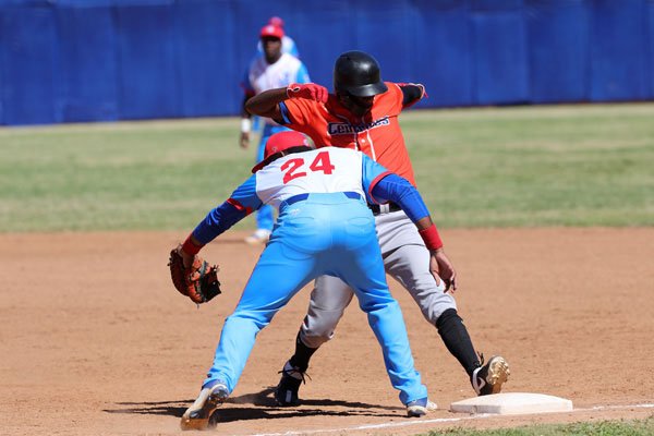 Villa Clara y Pinar del Río barren en Nacional Sub-23 de #Beisbol
Con este resultado ambos conjuntos marchan invicos en tres partidos.#Cuba #BeisbolCubano
jit.cu/NewsDetails.as…