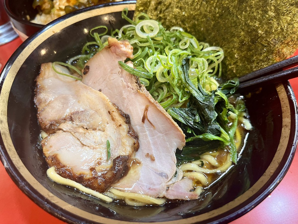 大塚にある野中家の濃厚家系ラーメン最高です。目玉焼きが乗ってる目玉丼もよかった。 