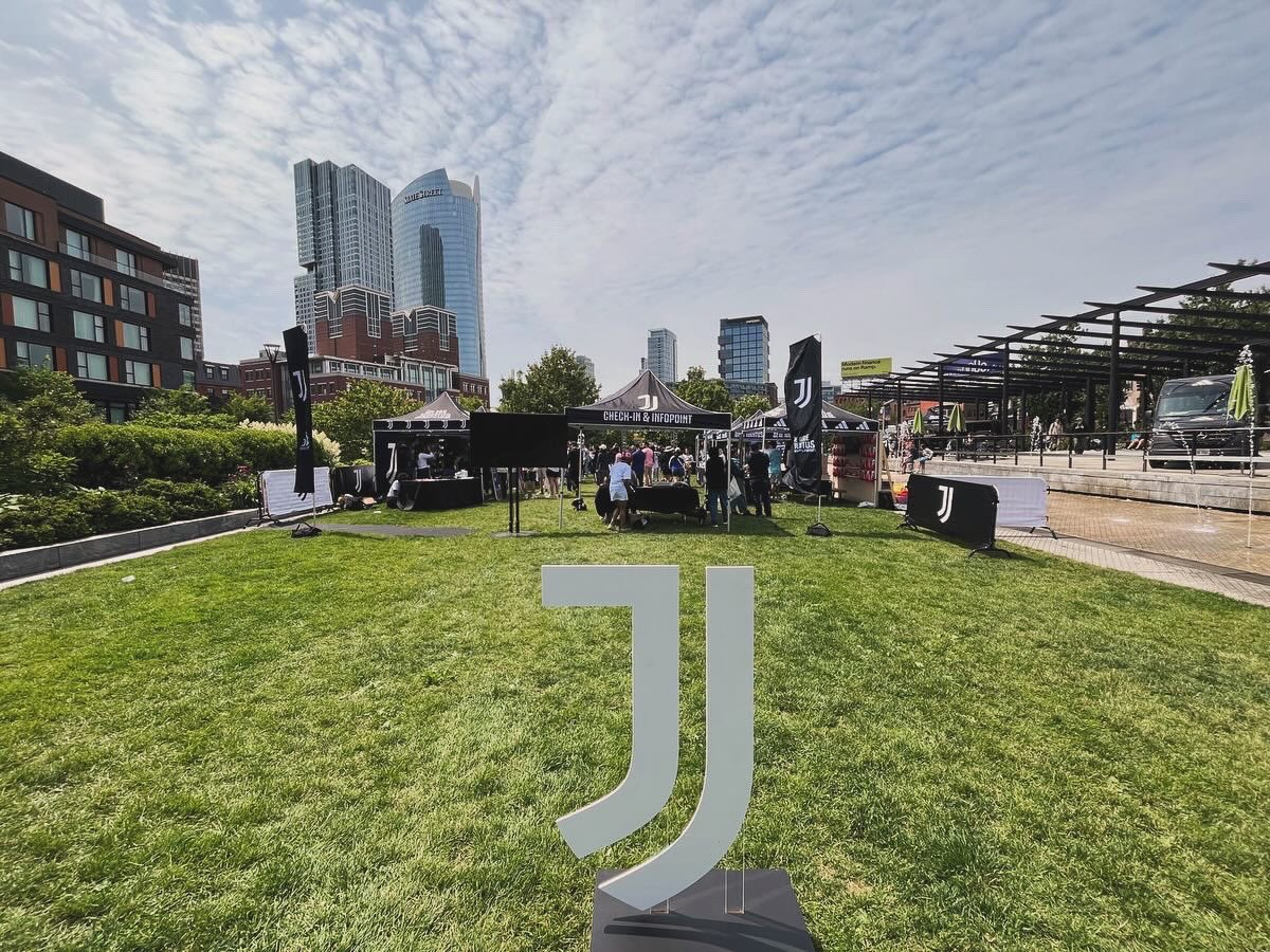 JuveClubBoston's tweet photo. Boston turned black & white today! 🤍🖤
@juventusfc @Ale_Matri @andreabarzagli2 #JuventusVillage #JOFCBoston #FinoAllaFine #FIFACWC https://t.co/gJEmj0eDvV