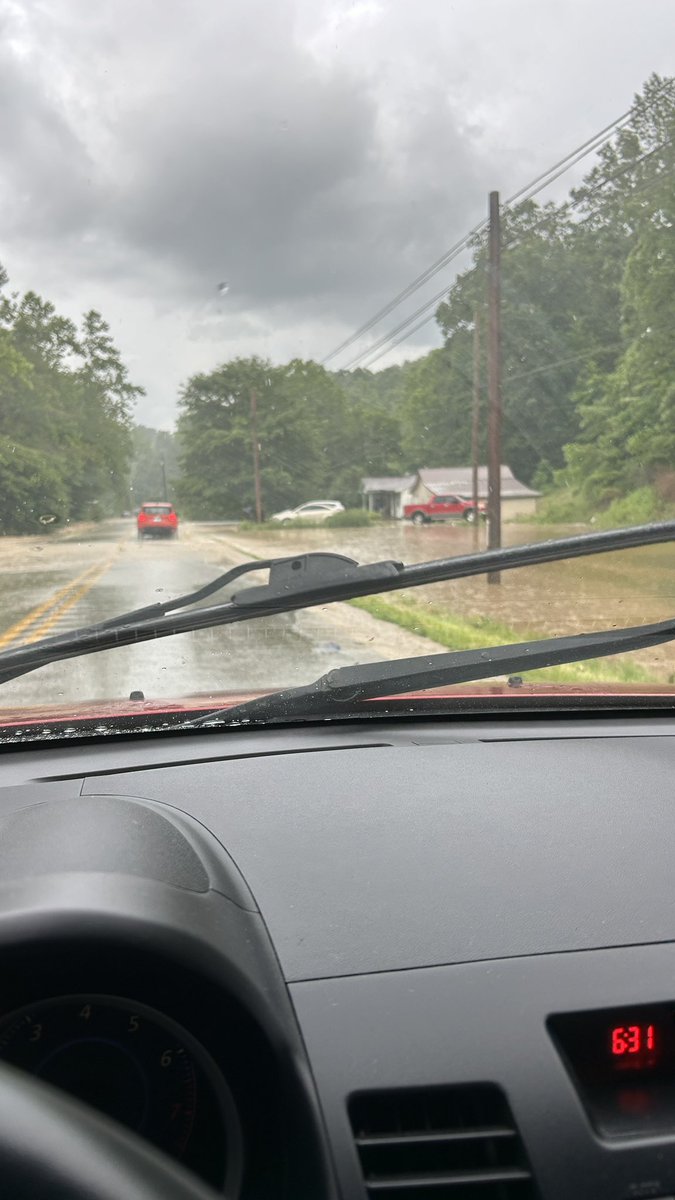 amy_lynn41's tweet photo. @Kentuckyweather absolute life threatening flooding between Olive Hill and Morehead on US 60. We had to turn around and was afraid we wouldn’t make it home https://t.co/shjJpLwRjY