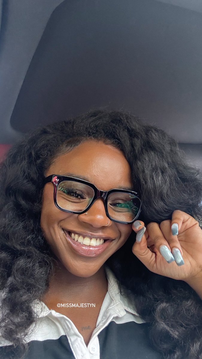 Yall like my new glasses?🥺 https://t.co/7p9ZZEZ1oi