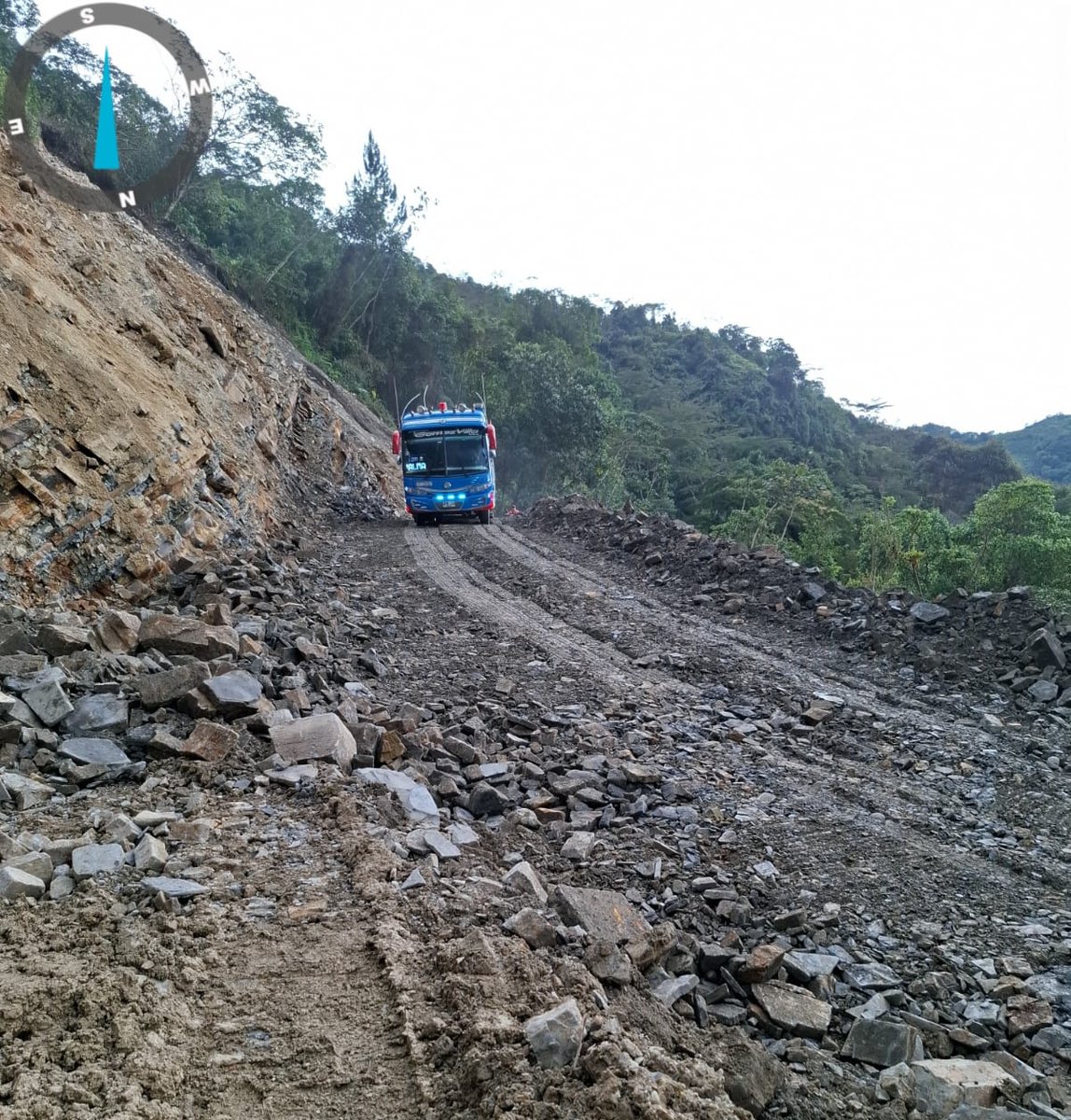 ICCUGOB's tweet photo. Habilitamos paso en el sector #Arenera en la vía Pacho - La Palma. Desde el pasado jueves estamos en la zona con 2 excavadoras sobre oruga, 1 motoniveladora, 1 retrocargador de llanta y 5 volquetas para retirar material y recuperar la transitabilidad. #AtenciónEmergencias https://t.co/VPtsDaYkR1
