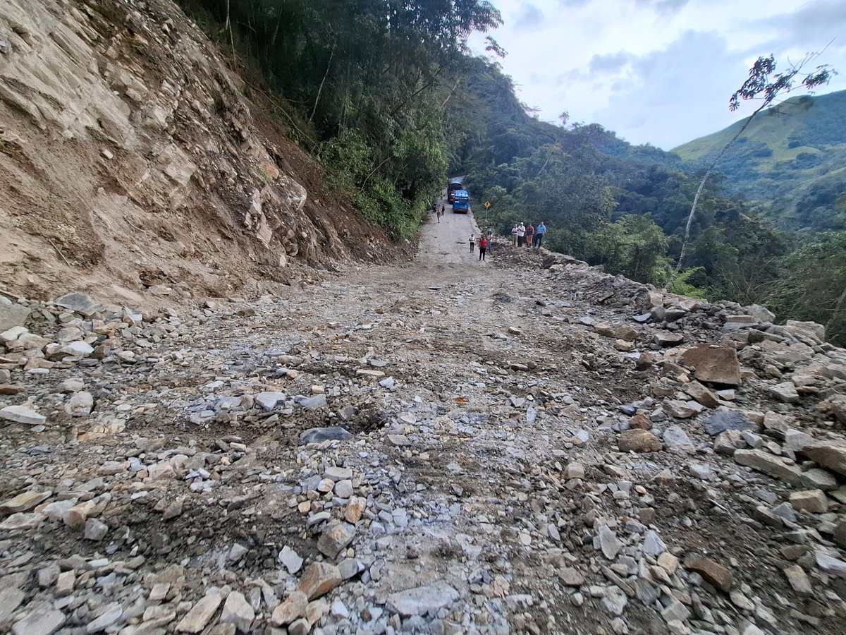 ICCUGOB's tweet photo. Habilitamos paso en el sector #Arenera en la vía Pacho - La Palma. Desde el pasado jueves estamos en la zona con 2 excavadoras sobre oruga, 1 motoniveladora, 1 retrocargador de llanta y 5 volquetas para retirar material y recuperar la transitabilidad. #AtenciónEmergencias https://t.co/VPtsDaYkR1
