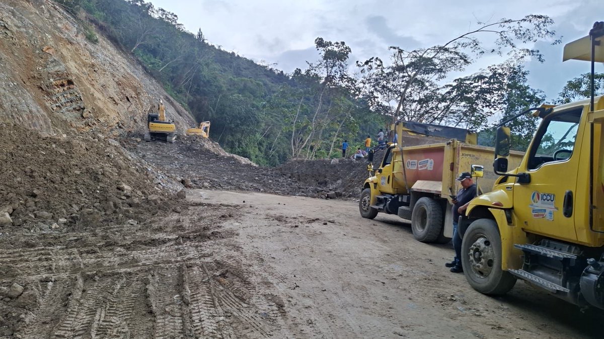 ICCUGOB's tweet photo. Habilitamos paso en el sector #Arenera en la vía Pacho - La Palma. Desde el pasado jueves estamos en la zona con 2 excavadoras sobre oruga, 1 motoniveladora, 1 retrocargador de llanta y 5 volquetas para retirar material y recuperar la transitabilidad. #AtenciónEmergencias https://t.co/VPtsDaYkR1