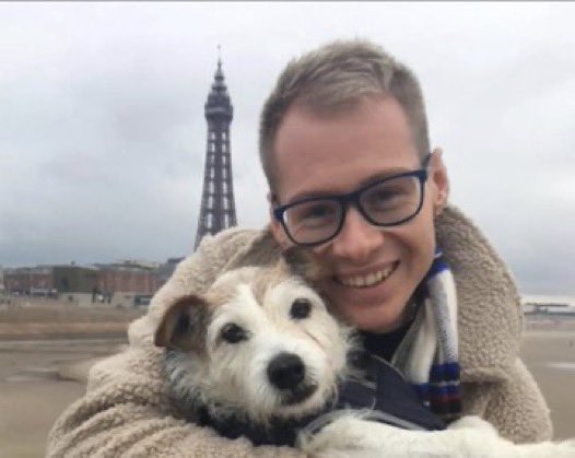 DEVOLUCIONARIOS's tweet photo. Estos dos hijos de put. Adoptaron como pareja a un niño de poco más de un año y lo violar*n hasta morir. 
Jamie Varley, de 36 años, un profesor de secundaria en Blackpool (Inglaterra), y también antiguo jefe de curso, ha sido acusado oficialmente de asesinato de un bebé de 13 meses llamado Preston Davey, a quien estaba en proceso de adoptar con su pareja. Además, enfrenta múltiples cargos graves de agresión sexual, crueldad infantil, tomar y distribuir imágenes indecentes de un niño, entre otros  .
  John McGowan‑Fazakerley, de 31 años, también implicado en la adopción, está acusado de permitir la muerte del niño, así como de crueldad infantil y agresión sexual.
  El bebé fue ingresado sin respuesta al Hospital Victoria de Blackpool el 27 de julio de 2023 y falleció poco después.
  Ambos acusados se presentaron en el Tribunal de Magistrados de Lancaster y han sido enviados a prisión preventiva mientras aguardan una próxima audiencia en el Tribunal de la Corona de Preston