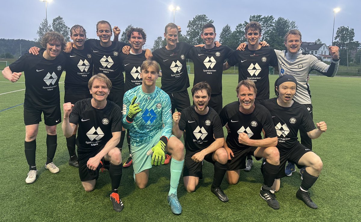 LOKET 3 MED SIGER MOT SERIELEIAREN I SISTE KAMP FØR SOMMARFERIEN 🙌⚽️🤩

Loket 3 hadde kun 12 mann tilgjengelig, men det var meir enn nok til ein imponerande 1-0 (1-0) siger mot serieleiar Sterling etter straffescoring av Ole Fredrik Thorsen. Dermed 5. plass i 8. divisjon.