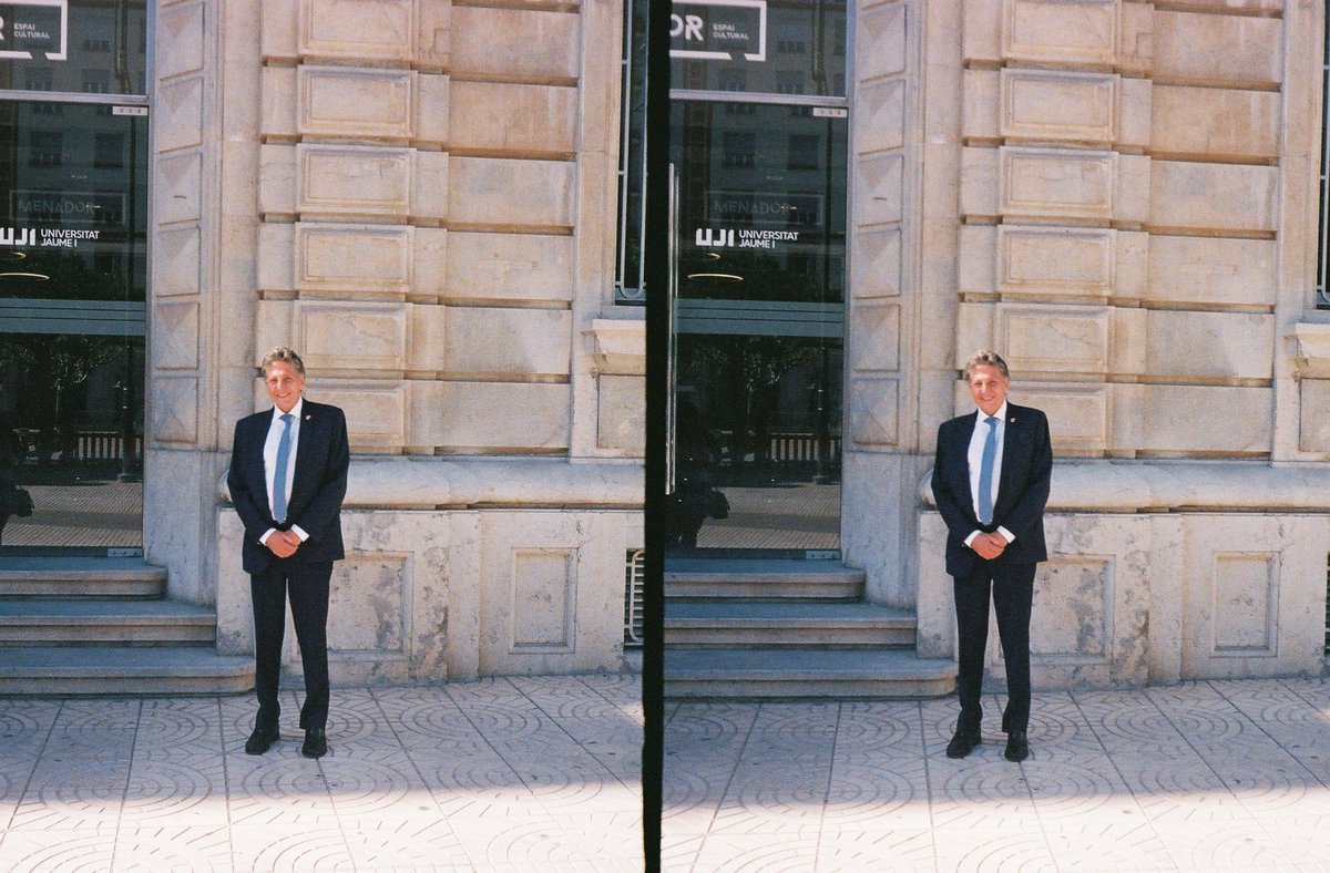 Feliz día a mi padre. Que siempre es un puerto al que puedo llegar. Que no hay una sola cosa en el mundo que exista que, con su compañía, yo sienta que no pueda nadar. Gracias por aferrarte a que viva una vida feliz, por dejarme ser quien soy, por dejar que te cuestione sin miedo