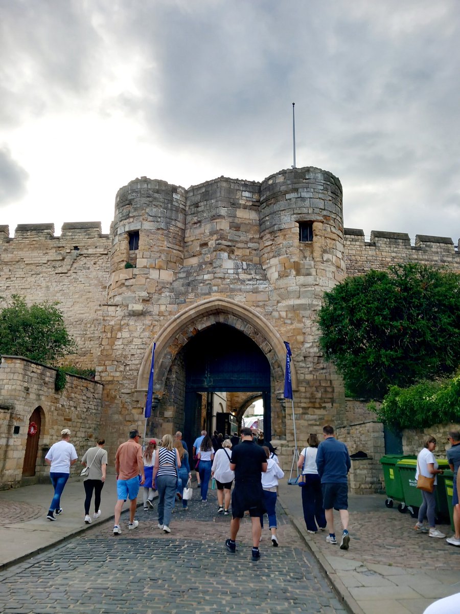 Amanda247365's tweet photo. Texas at Lincoln Castle tonight was brilliant ~ Sharleen can still belt 'em out!! 🎶🎵🎶 https://t.co/ClKYTVR1QX