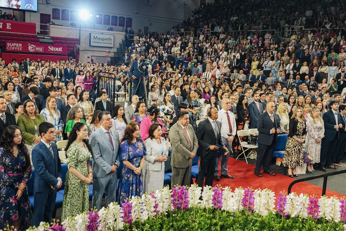 MLPiraquive's tweet photo. 🇺🇸 Reconocimientos a la Hermana María Luisa Piraquive en Nueva York por su labor espiritual y social - 14 de junio de 2025
https://t.co/pXzU3F3CQi

Nueva York, 14 de junio de 2025. Durante un Estudio Bíblico llevado a cabo en la ciudad de Nueva York, la Hermana María Luisa Piraquive, líder mundial de la Iglesia de Dios Ministerial de Jesucristo Internacional, recibió tres significativos reconocimientos por su destacada labor social, espiritual y educativa en los Estados Unidos y el mundo.

🏙 Reconocimiento oficial de la Ciudad de Nueva York
El alcalde de la ciudad de Nueva York, Eric Adams, estuvo presente para hacer entrega de un Certificado de Reconocimiento a la hermana María Luisa Piraquive, destacando el impacto positivo de su labor en miles de personas a través de la enseñanza del evangelio.

El reconocimiento resaltó la presencia de la Iglesia de Dios Ministerial de Jesucristo Internacional en más de 1,000 lugares alrededor del mundo, incluyendo congregaciones activas en Manhattan, Flushing y Woodside, Queens.

También se subrayó el compromiso de la Iglesia con la comunidad, la unidad familiar y la formación espiritual de generaciones de neoyorquinos.

🏛 Proclamación del Senado de los Estados Unidos
El senador Charles E. Schumer, líder de la minoría en el Senado, emitió una Proclamación oficial en la que reconoció la trayectoria de vida y ministerio de la Hermana María Luisa, desde su formación académica en Colombia hasta su incansable labor al frente de la Iglesia. La declaración honra su liderazgo, su papel inspirador en la comunidad y su capacidad para guiar espiritualmente a millones de personas en todo el mundo.

📍 Reconocimiento de la Asamblea del Estado de Nueva York
El asambleísta Steven Raga, representante del Distrito 30 del Estado de Nueva York, le otorgó una carta de felicitación destacando su influencia positiva, especialmente en las comunidades de Queens. El documento valoró su trabajo en el fortalecimiento espiritual y social, su compromiso con la educación, los derechos humanos y su impacto en las comunidades migrantes, incluyendo la filipino-americana.