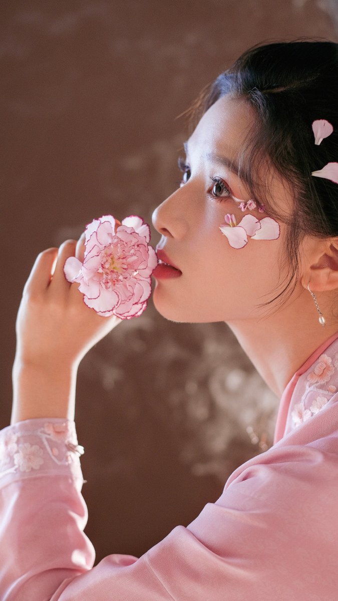 The pretty flower Hua Zhi — #ZhangJingyi