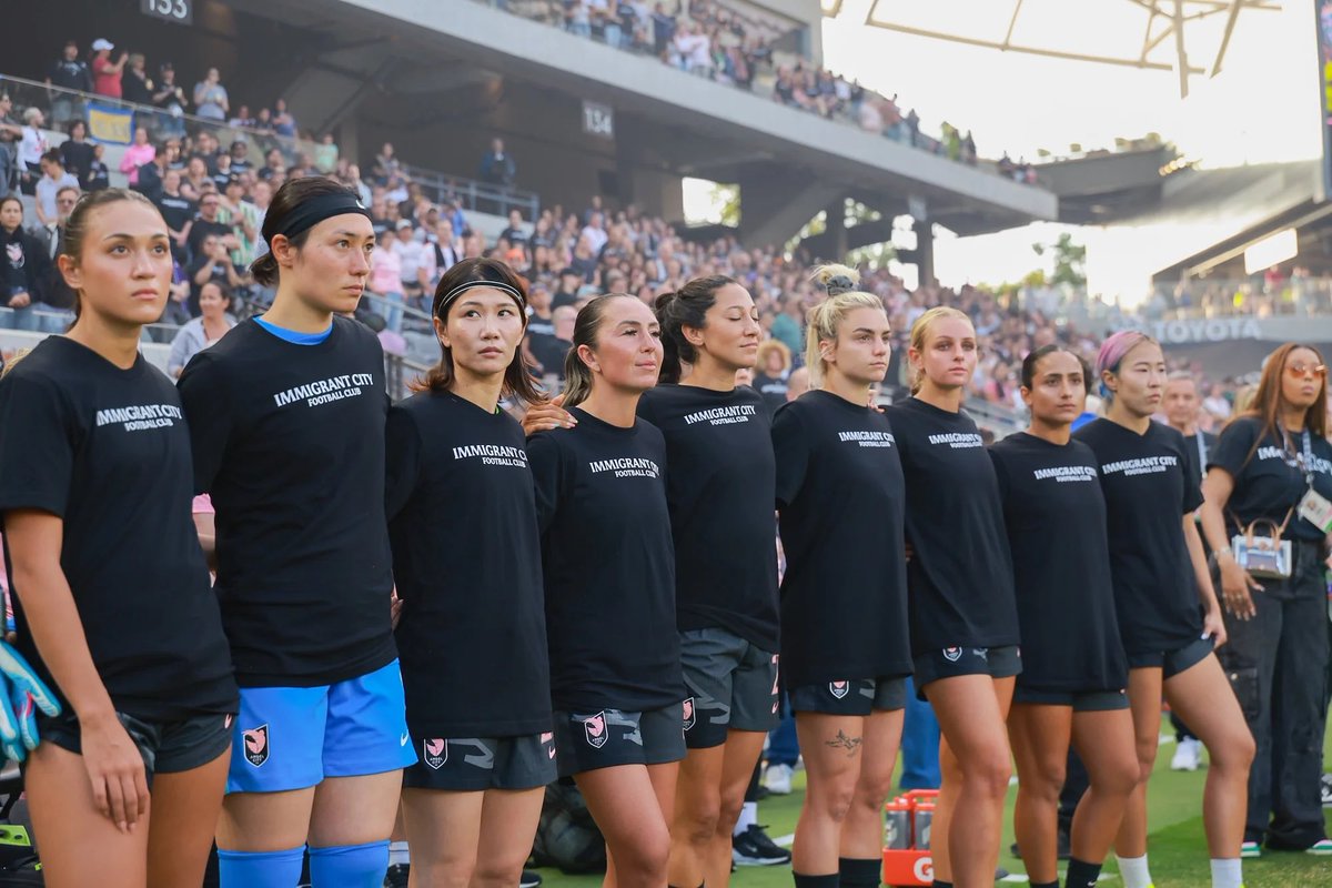 🇺🇸“El fútbol llegó aquí gracias a los inmigrantes”

Así declaró Ali Riley, capitana del club femenino Angel City, que ayer salió a la cancha con remeras en apoyo a los inmigrantes de la ciudad y en contra de las medidas represivas del gobierno de Trump.