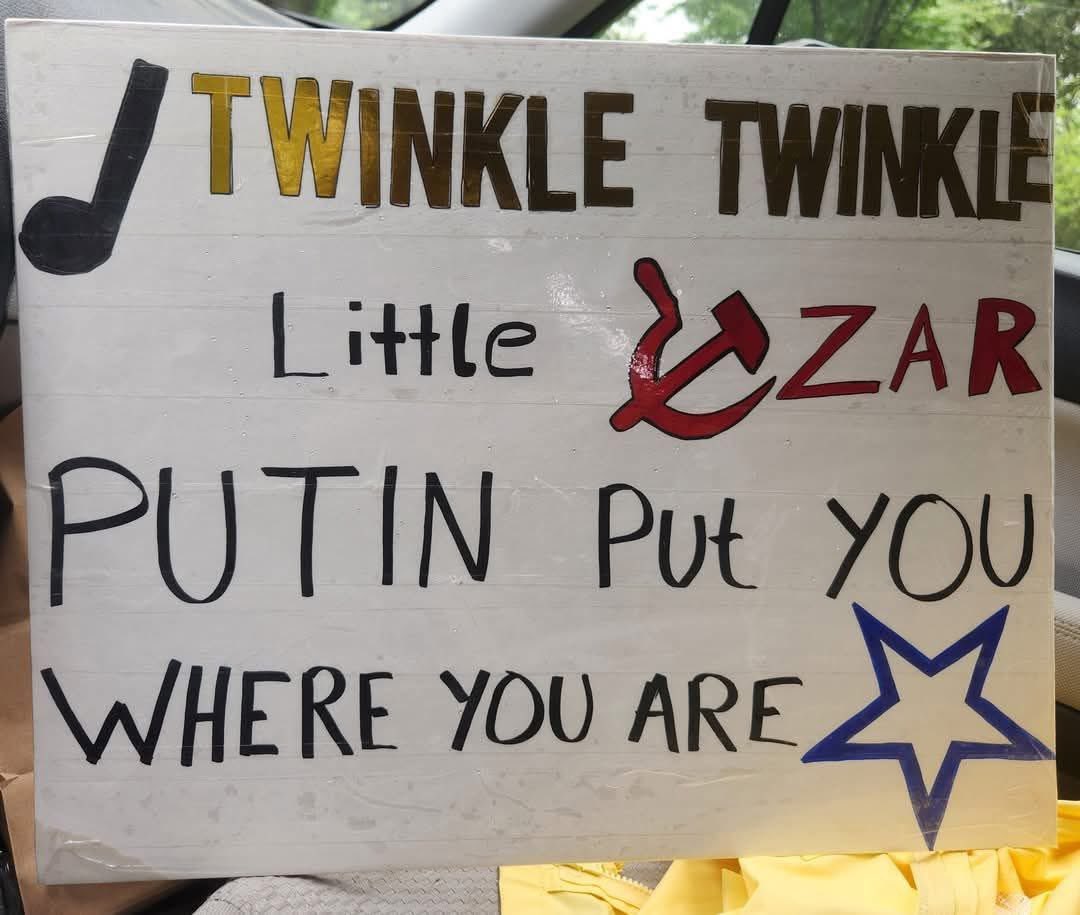 actualiteitjunk's tweet photo. #NoKingsProtest #ProtestSign #MilitaryParade #TrumpDictator #HappyBirthday... https://t.co/H8ydut2IAQ