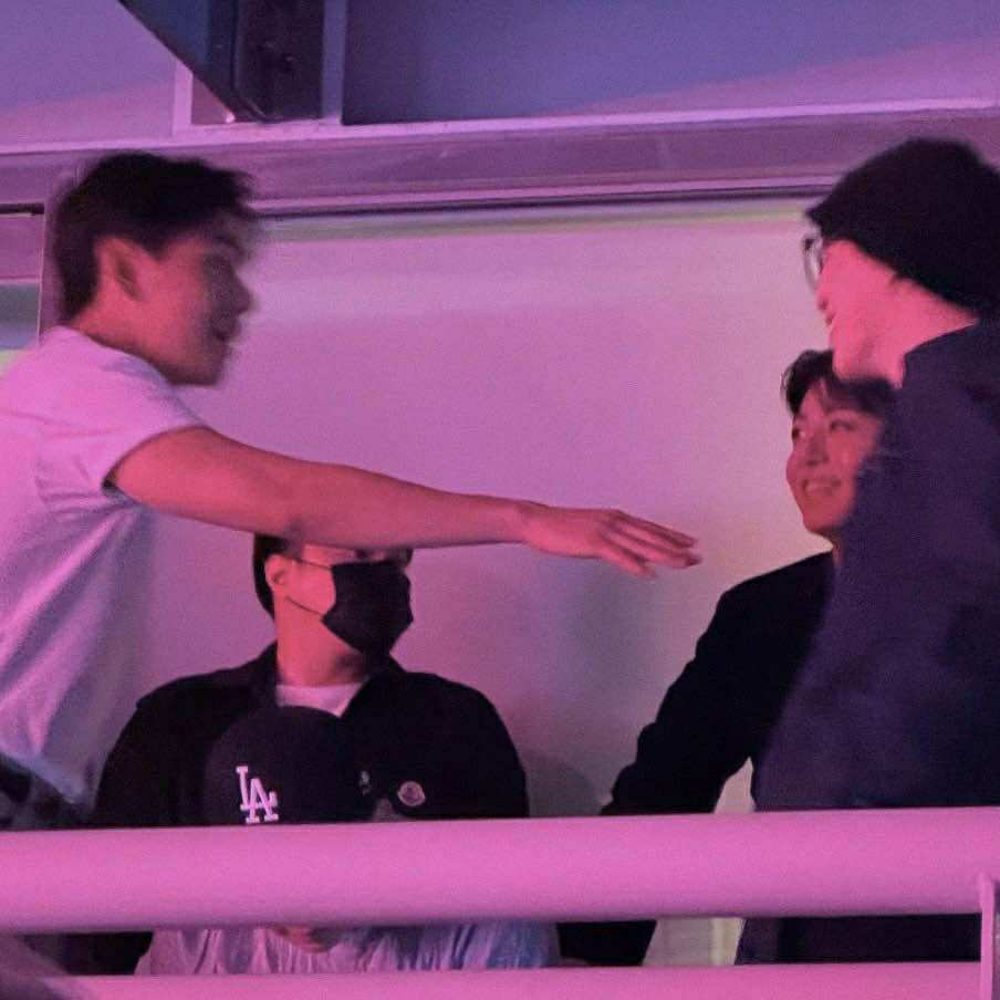 "JUNGKOOK DOESN'T EVEN REACT TO TAEHYUNG"

😭😭😭