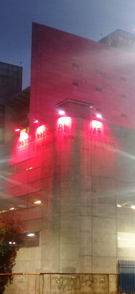 incmnszmx's tweet photo. Este fin de semana el INCMNSZ se iluminó de rojo con motivo del #DiaInternacionalDelDonanteDeSangre Estas jornadas promueven la donación voluntaria y altruista de sangre, destacando que una sola donación puede salvar hasta tres vidas. https://t.co/UR74gWBySU