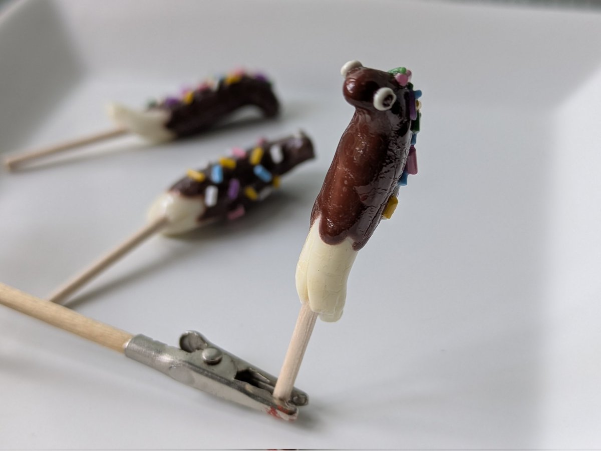 チョコスプレーを付ける場所によっては
怪獣みたいになると分かりました🐍🍌