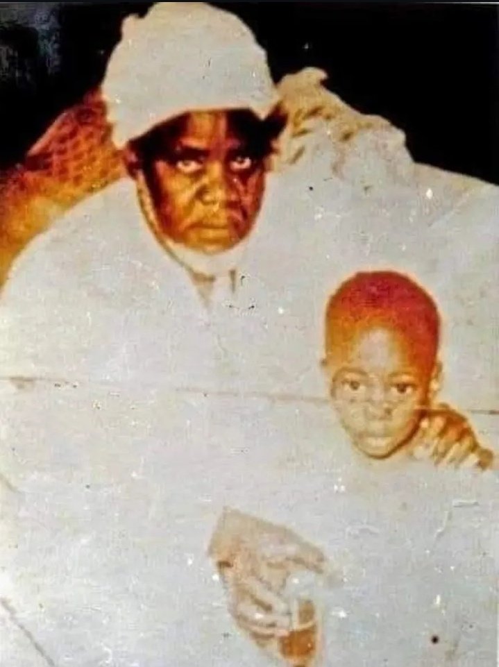 Conseils de Cheikh Ibrahim Niass à ses disciples devenus fraîchement pères de famille :
Comment éduquer vos enfants selon la tradition et les valeurs de l’Islam. Un fil 👇

Thread 1/1