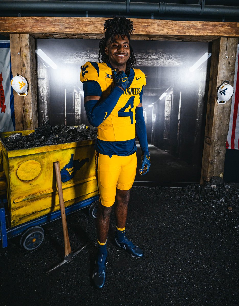 aaronedwards_17's tweet image. After a great visit Iam blessed to say Iam committed to @WVUfootball Thank You @CoachAWarwick @CoachWeinreich @CoachZAlley for believing me and giving me this opportunity‼️