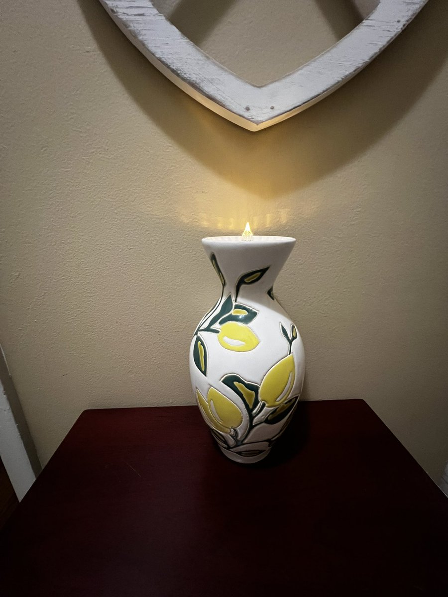 EricaLynn1549's tweet image. Simple hallway refresh. 🍋
•
•
•
#décor #lemondécor #homedécor #hallway #aroundthehouse