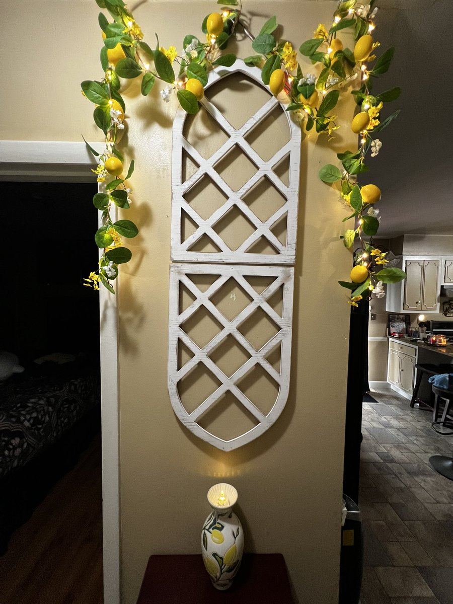 EricaLynn1549's tweet image. Simple hallway refresh. 🍋
•
•
•
#décor #lemondécor #homedécor #hallway #aroundthehouse