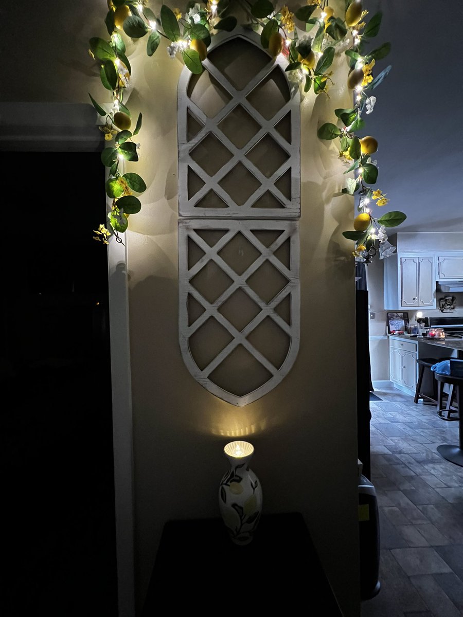 EricaLynn1549's tweet image. Simple hallway refresh. 🍋
•
•
•
#décor #lemondécor #homedécor #hallway #aroundthehouse