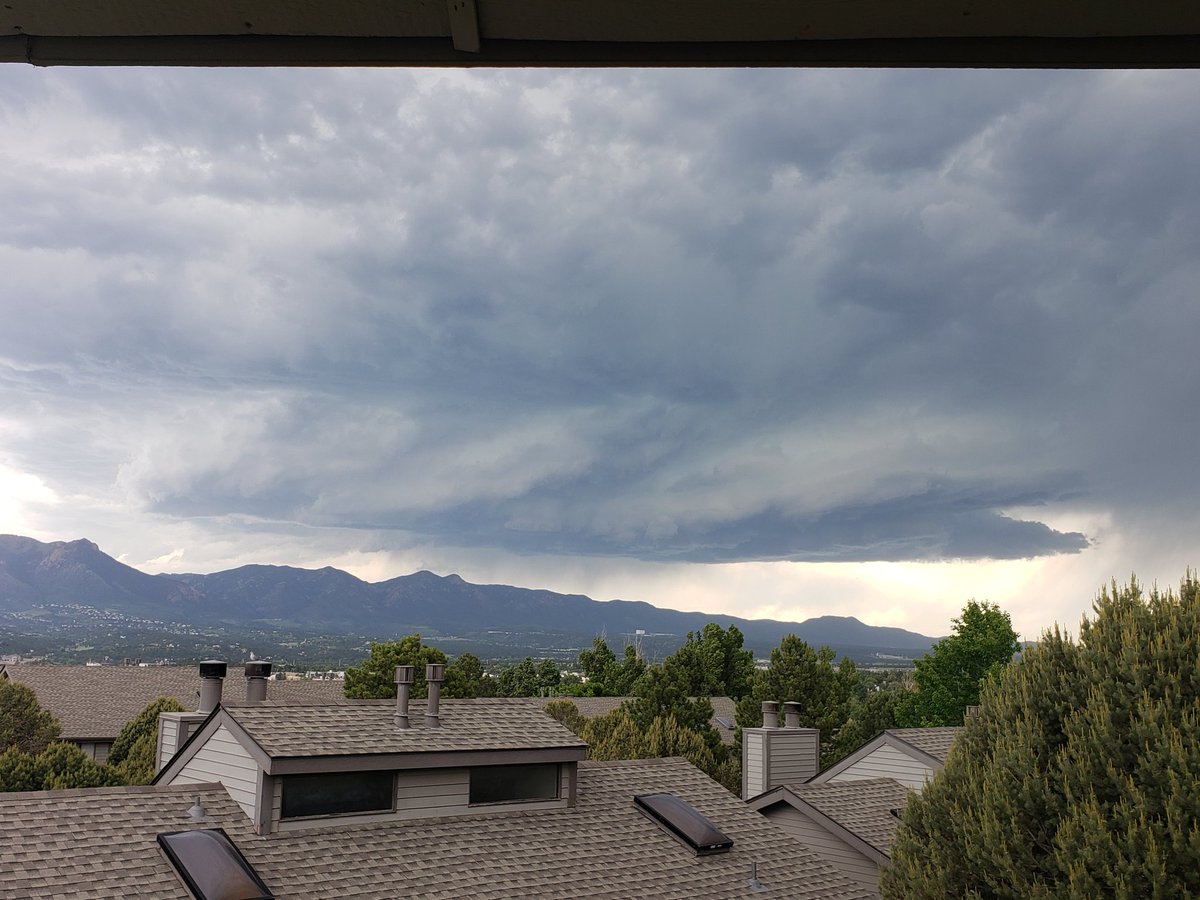 TedSilvius's tweet photo. Good looking storm over the Rampart currently. #cowx https://t.co/Bjx3hsg80O