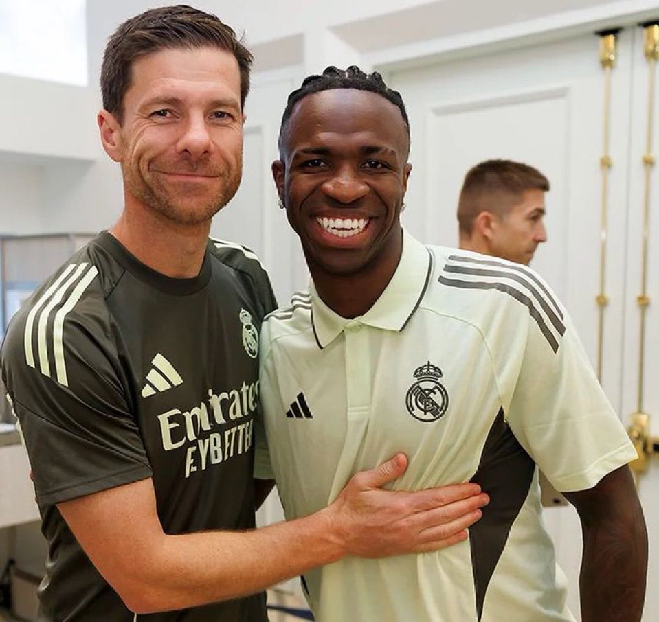 *شاهدوووووووا من ينضم لمعسكر ريال مدريد..*

*فينسيوس جونيور مع تشابي ألونسو 🤍*

#ريال_مدريد_الهلال #ريال_مدريد_الهلال #ترندات #الهلاليون_يرفضون_رونالدو