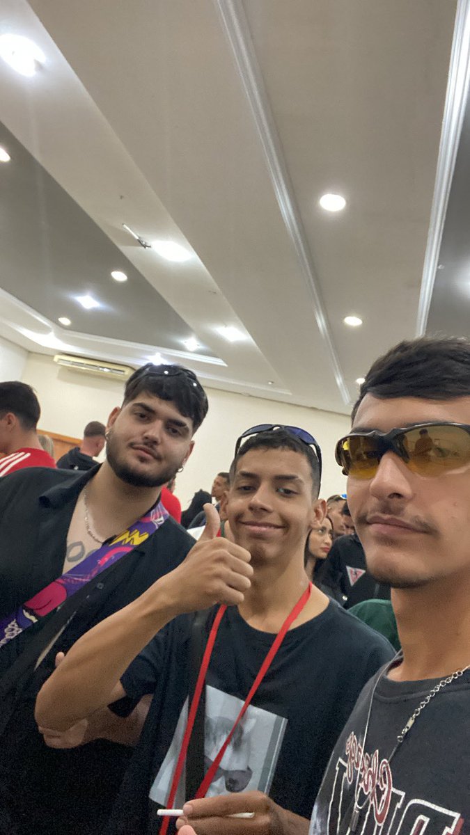 ZeBroxinha's tweet photo. com esses cara n da, muito bom tá vivendo com vcs https://t.co/rKFewDNL7G