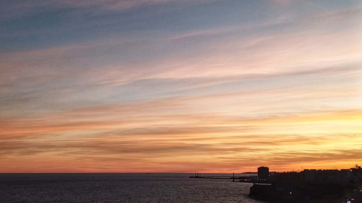 Atardecer sobre el Río de la Plata.
# Barrio Sur 💛