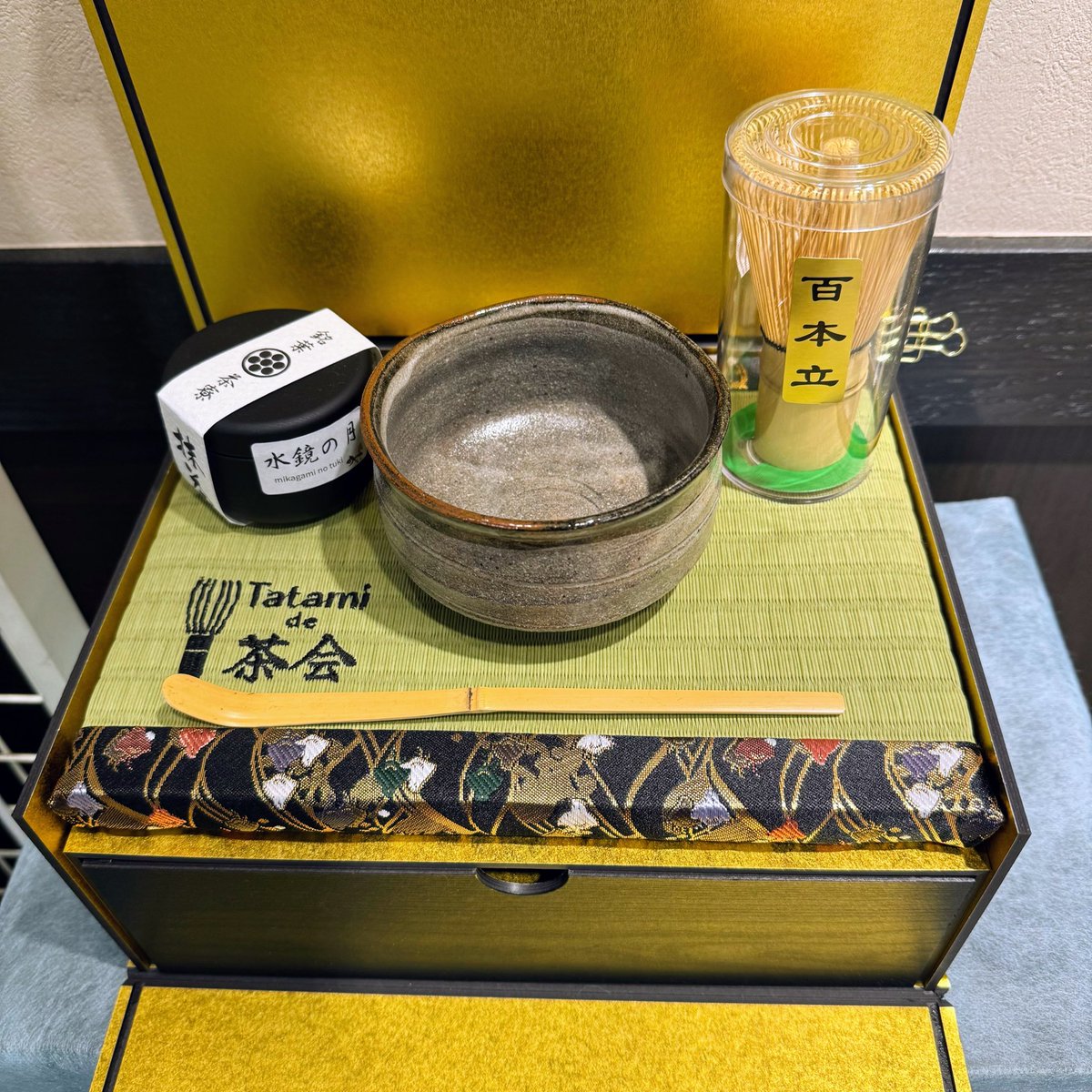Tokyotocha's tweet photo. 【商品紹介】
本日ご紹介するのは、最近販売が開始したこちら🍵Tatami-de-茶会🍵です！

こちらはそれぞれでも人気な商品、抹茶、茶筅、抹茶碗、茶杓をセットで販売しております✨️

数量限定販売の為、無くなり次第終了となりますので、どうぞお早めにご来店くださいませ🙇🏻‍♀️

寿々喜園 https://t.co/mJ55wcz8qJ