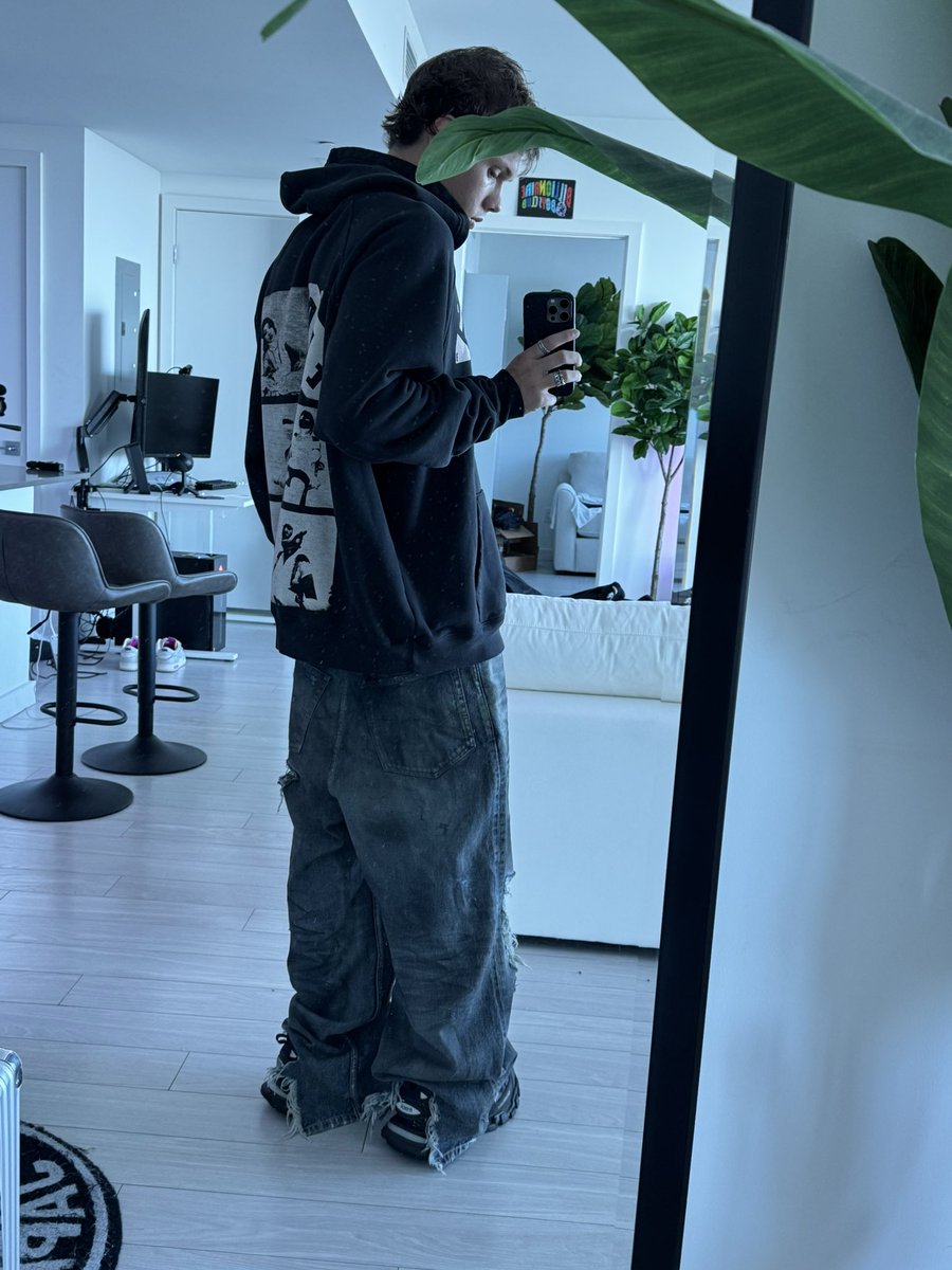 brezscales's tweet image. I love posting my fits on twitter cause no one on here knows ball😂