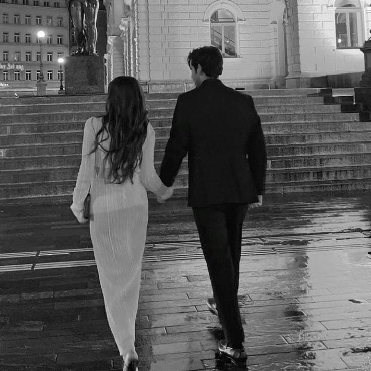 gwynwritess_'s tweet photo. Leftover Promises
— #tzukook au

"Alis na ‘ko."
“Hatid pa rin kita.”

They don’t owe each other anything anymore—But the heart doesn’t forget promises, even the ones already broken.

#bangtwice #bts #twice #austory https://t.co/6NOEfJlG9g
