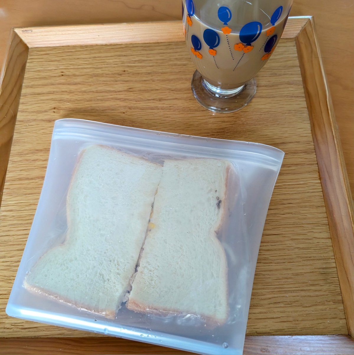 socosocotei's tweet photo. あさごはん
ツナサンド
カフェオレ
オットの朝食用にお弁当とは別にサンドイッチも持たせています。
新しいシリコンバッグを買ったので、前から気になっていた冷凍サンドイッチをお試し。前日の冷蔵庫に移せば、会社に着く頃には解凍できてそう。
#おうちごはん #お弁当
#ジップトップ #ZipTop https://t.co/S0BLuoehmg