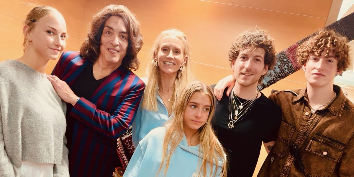 PaulStanleyLive's tweet image. Father's Day! And YES I have 5 great reasons to celebrate. I'm blessed, so I'm always trying to be all you deserve. THANK YOU Erin, Evan, Colin, Sarah and Emily for your endless gifts. #FathersDay2025