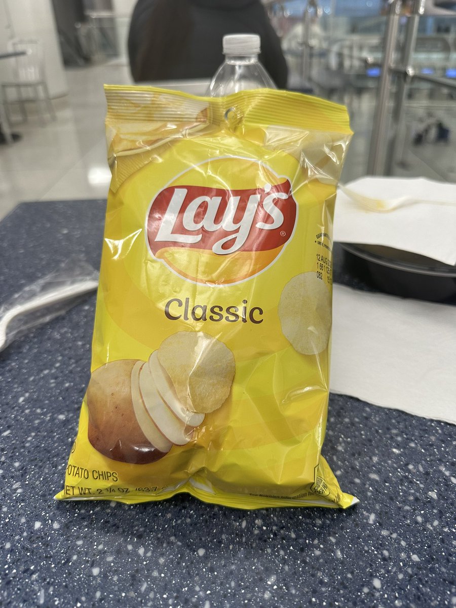 RokudaiF's tweet image. ポテチ900円とか狂ってるな