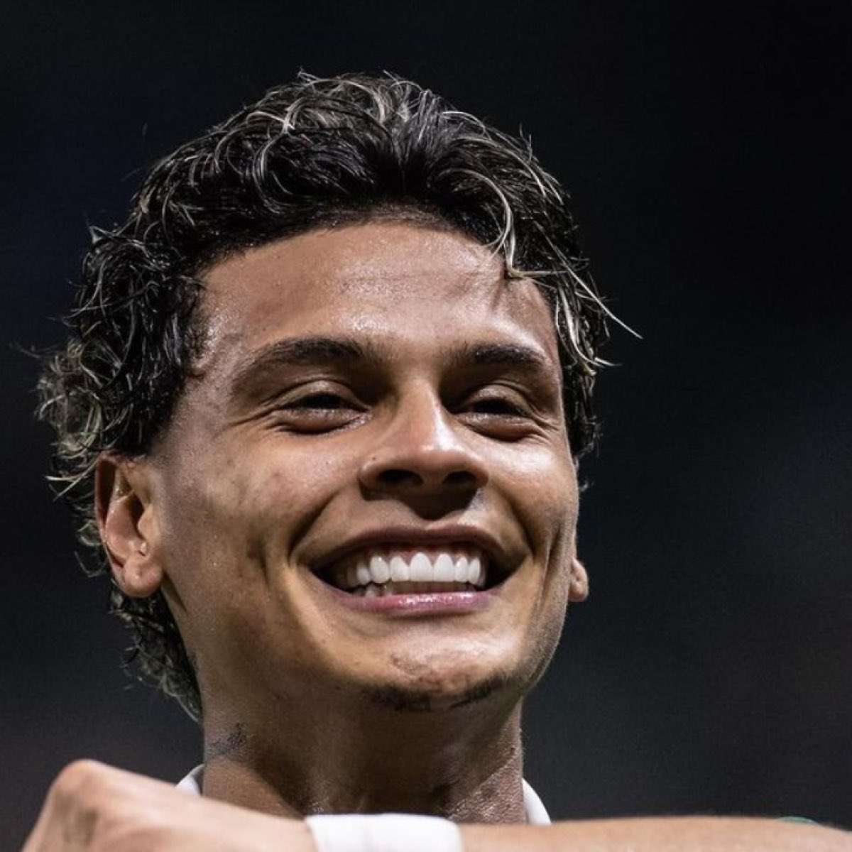 golesendir_'s tweet image. Partidazo de Richard Ríos ante el Porto, candela. Pisándola, encarando, yendo hacia adelante. 

Jugando y bien plantado en la selección y ahora dando de qué hablar en el Mundialito. Mucha clase.