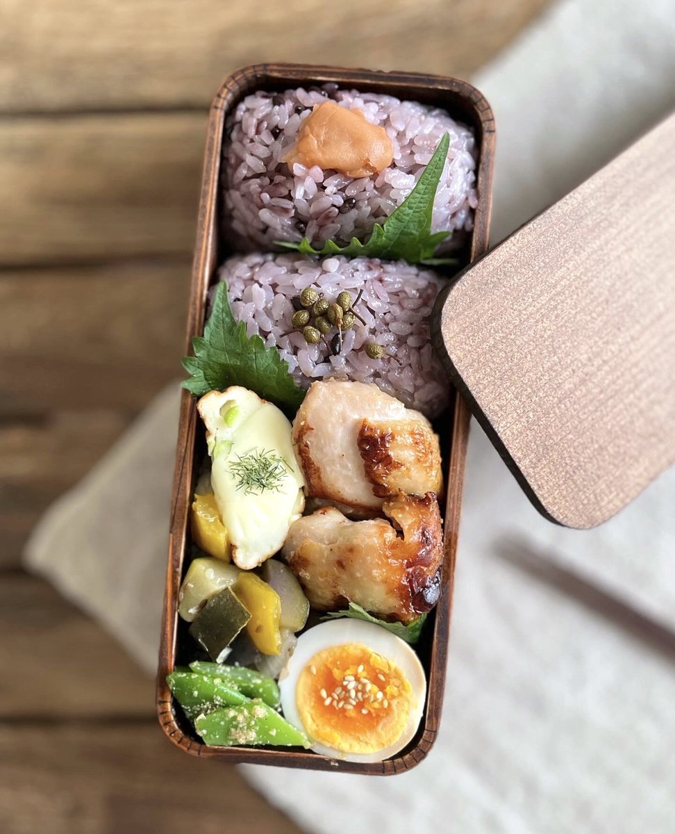 ⚪︎黒米おにぎり（梅干し、実山椒の醤油漬け）
⚪︎枝豆入り練り物のチーズのせ
⚪︎鶏肉の塩麹漬け
⚪︎クミン風味の塩レモンラタトゥイユ
⚪︎モロッコいんげんのごま和え
⚪︎味玉
#お弁当 #お弁当記録 #obento