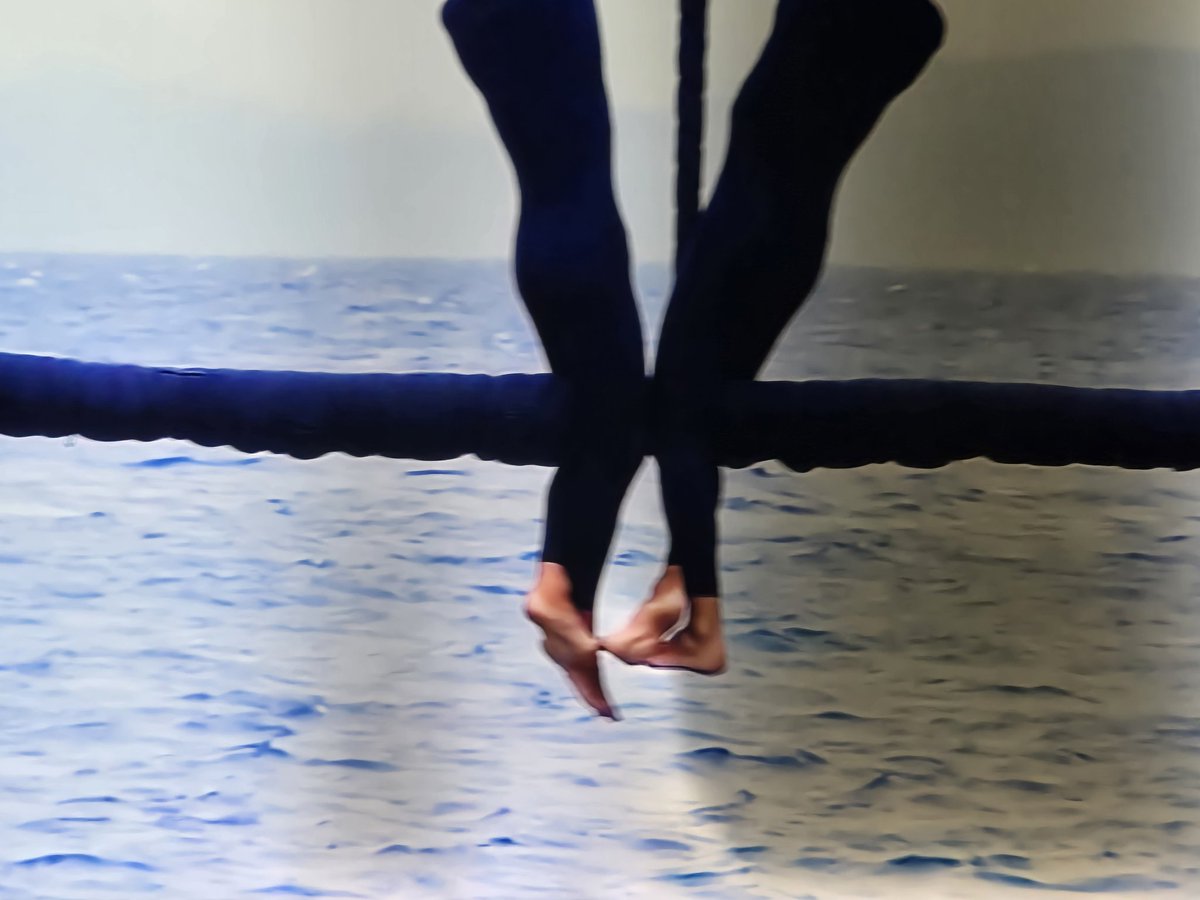 Escassi por segunda vez, ya lo hizo en la anterior prueba, apoyándose haciendo trampas en el palo central! #ConexionHonduras15 #supervivientes