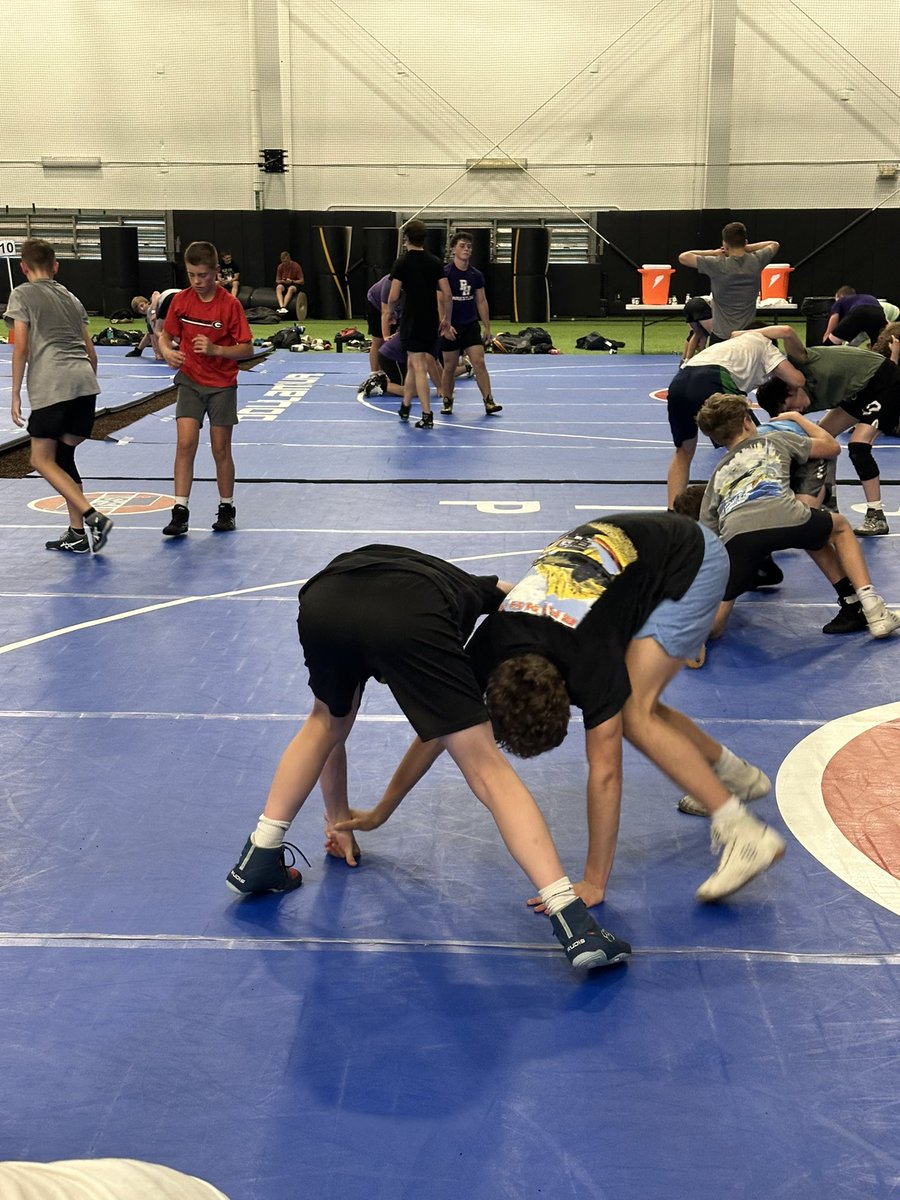 OFEAGLEWRESTLE's tweet image. Day one of the @MizzouWrestling Camp. @OFR5_Activities #RAISETHEBAR #EAGLESTRONG