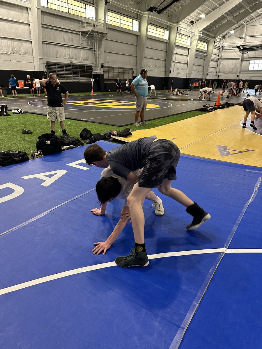 OFEAGLEWRESTLE's tweet image. Day one of the @MizzouWrestling Camp. @OFR5_Activities #RAISETHEBAR #EAGLESTRONG