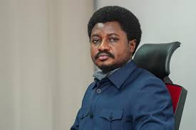 Affaire Constant Mutamba : une leçon pour la jeunesse

Les vieux se sont ligués pour livrer un jeune,parce qu'ils constatent qu'il est ambitieux,alors que 19M n'est pas encore utilisé... L'État n'a rien perdu jusque-là. Mais si c'était les "vieux loups" des grands voleurs qui