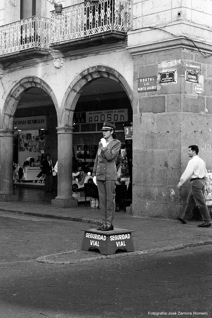 👮Agente de seguridad vial. Ciudad de Puebla, calle 16 de septiembre y Av. Reforma. "ca." 1997. 
 Forografia: José Zamora.
Vía <a href="/PueblaAntigua/">Puebla Antigua</a>