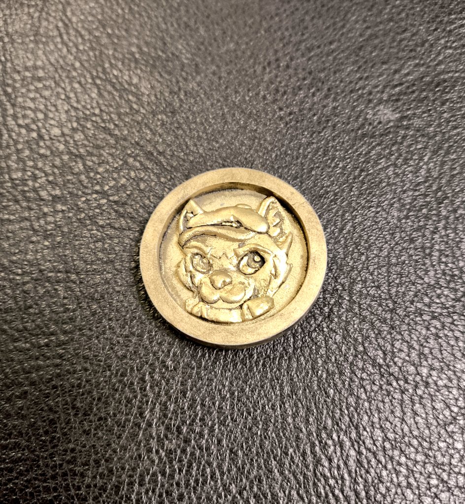 Unas medallas con iman en las que he estado trabajando, con los rostros de <a href="/Alf_Doggo/">Lunatic Art</a> <a href="/RoniDodleyR_02/">🐾 Roni Dodley 🔜 Confuror 🥎</a> y mio basados en el arte de Alf