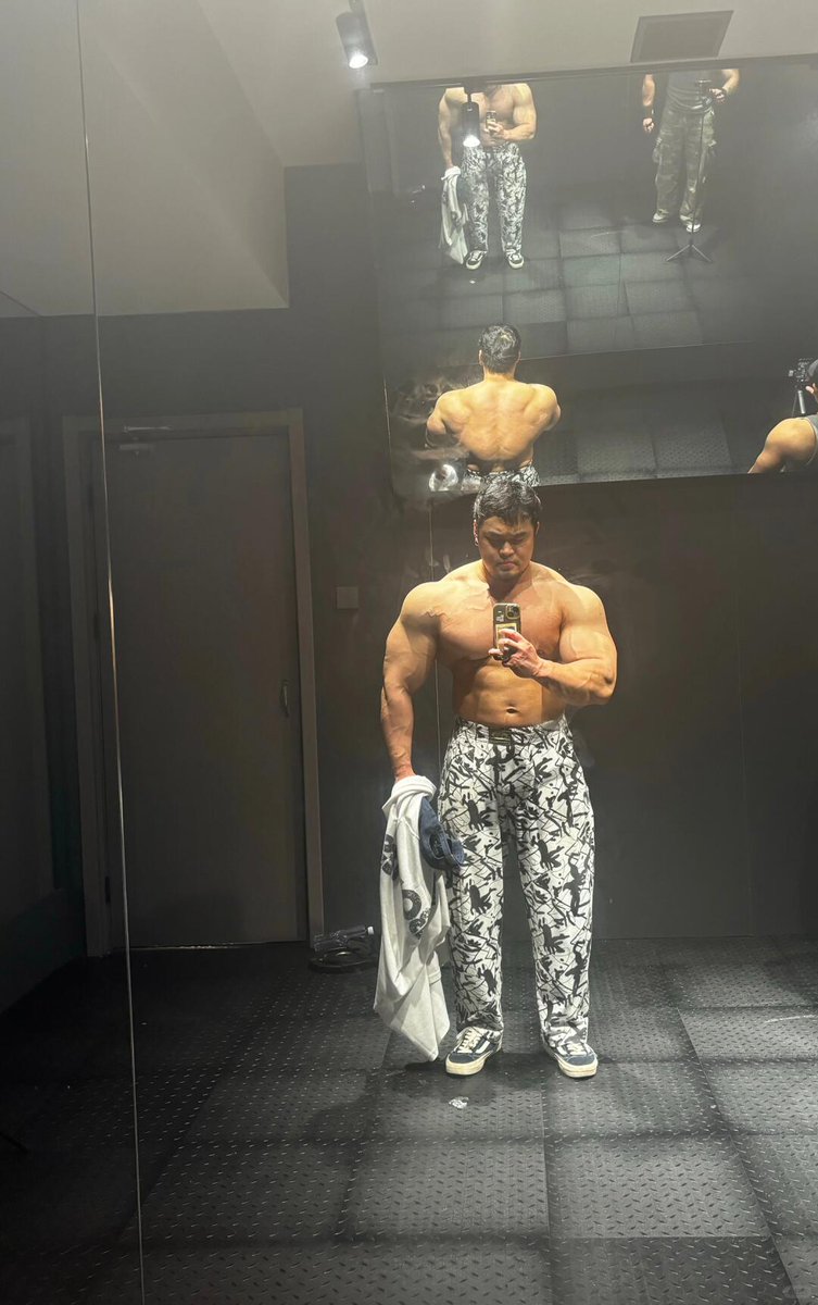 来健身吧 
#肌肉男 #肌肉熊 #粗腿 #大胸肌 #翘臀 #壮熊 #裸体 #猛男 #脂包肌 #肌肉崇拜 #黑皮